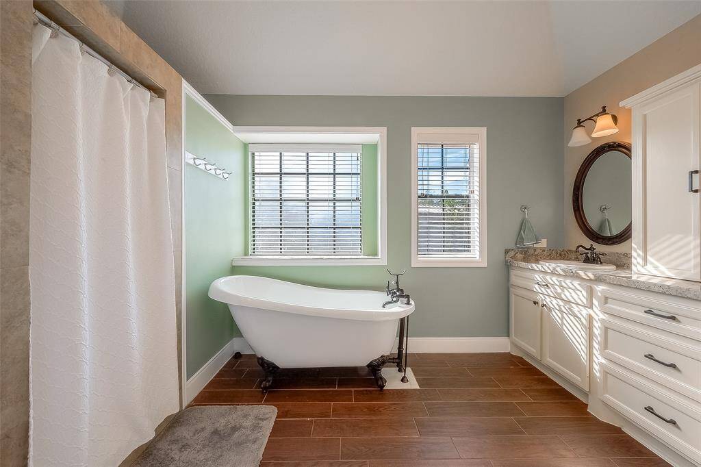 Spacious primary en-suite with separate shower and glamours clawfoot tub.