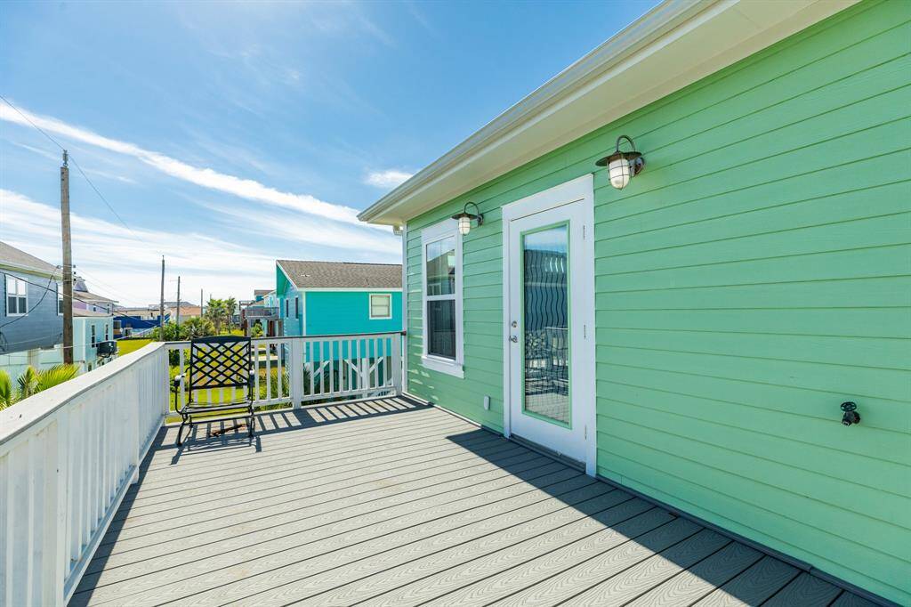 Back deck off primary room