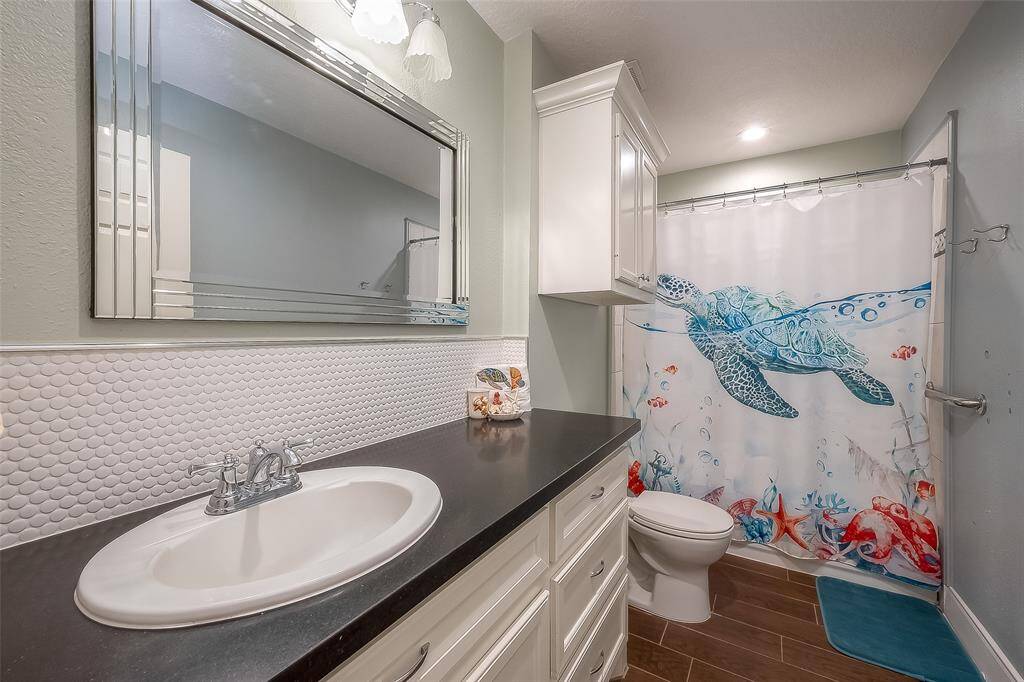 Secondary bathroom with shower/tub combo.