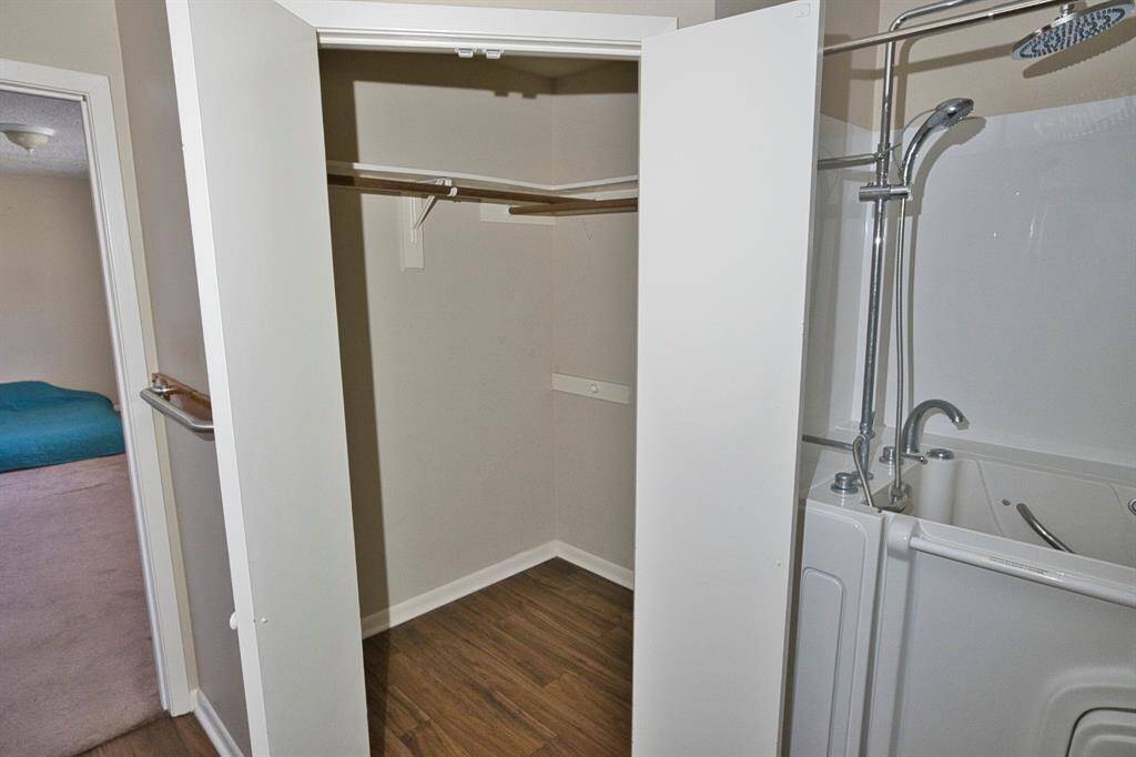 2 Walk=in Closets