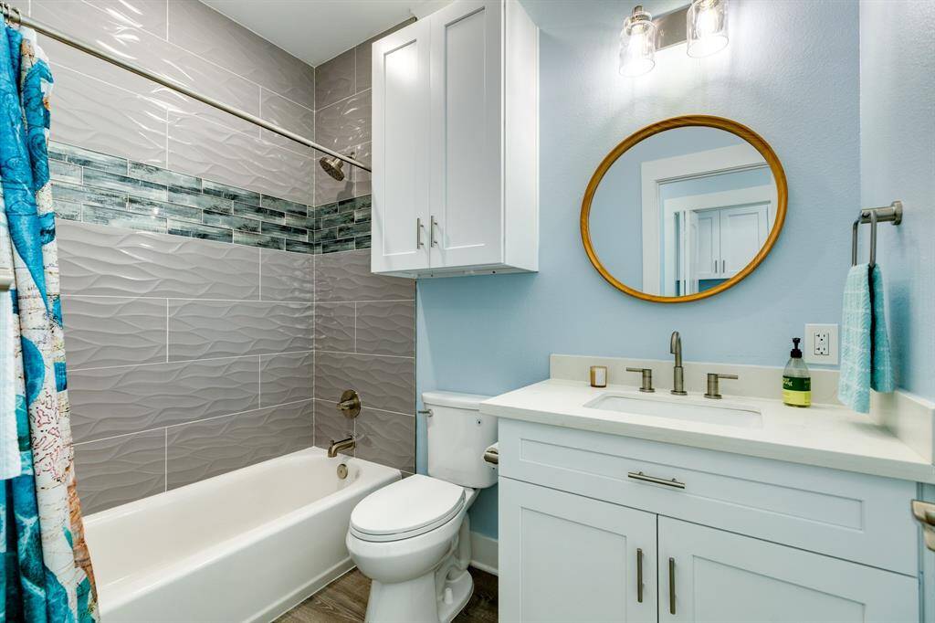 Guest bath with tub/shower combo