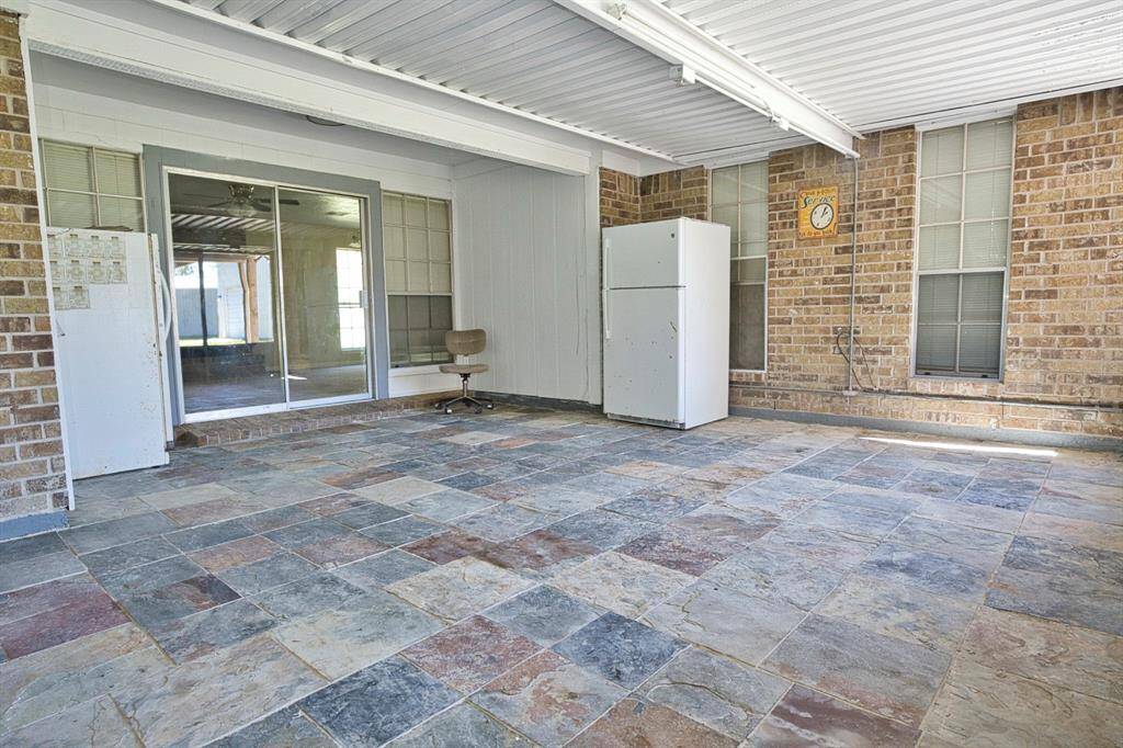 Tiled flooring. Extra Refrigerator &  Freezer included