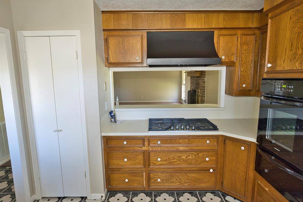 5 Burner Gas Cook Top. Pantry on the Left