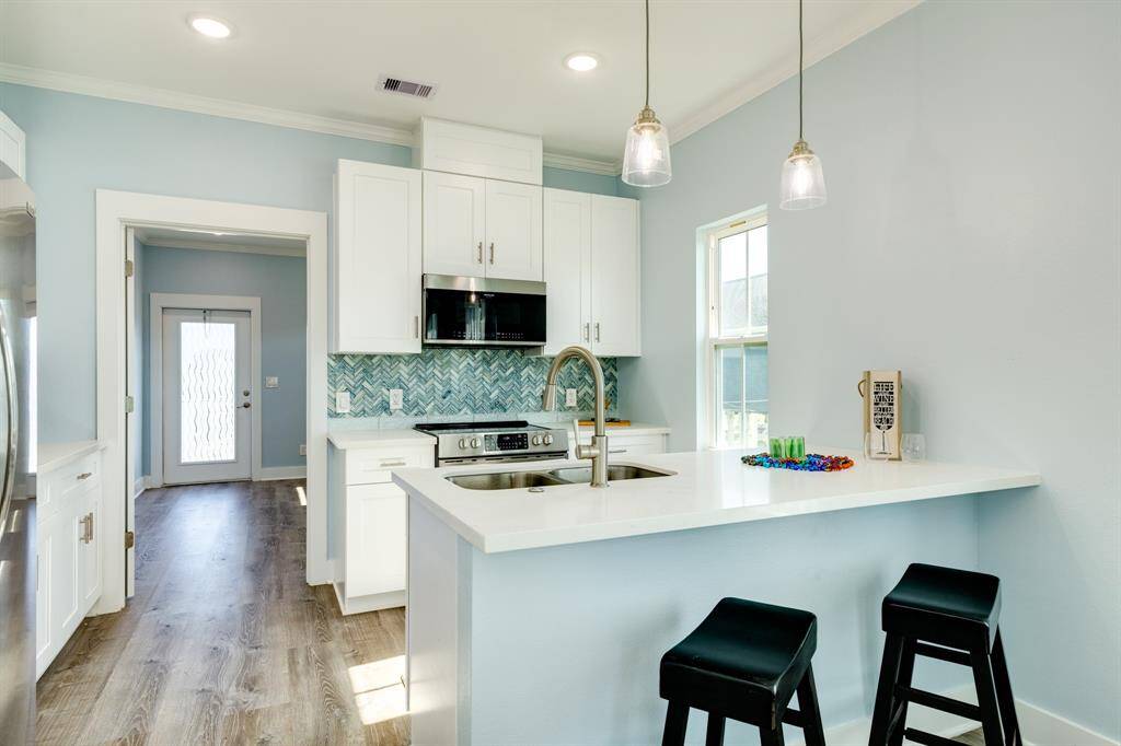 Breakfast bar for additional seating