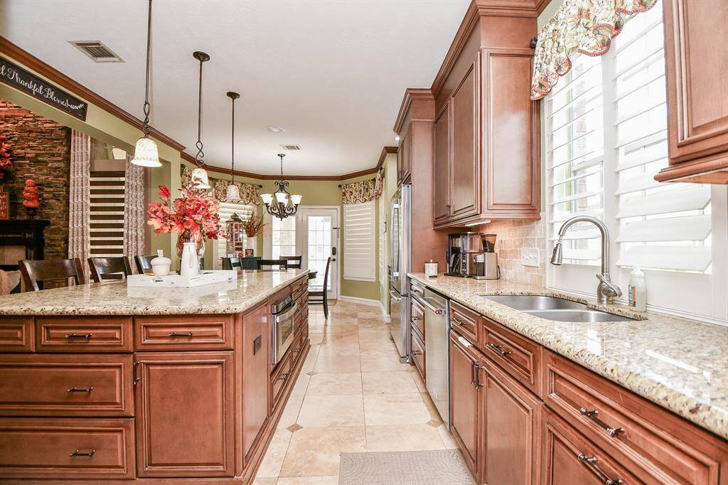 Clear wide travertine floor paths make tasking an effortless pleasure.