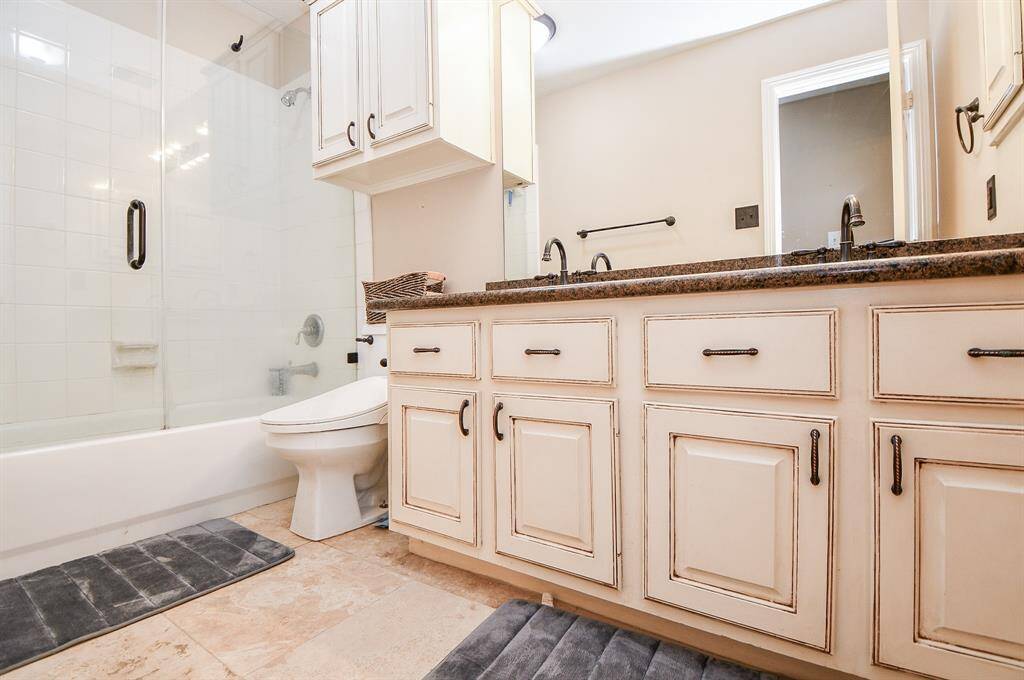 A second bath welcomes with all creature comforts and combined shower/bathtub for easy options.