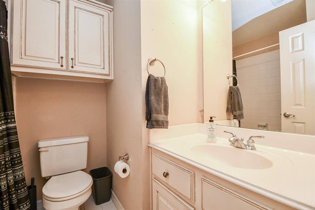 Another comfy bath is available.