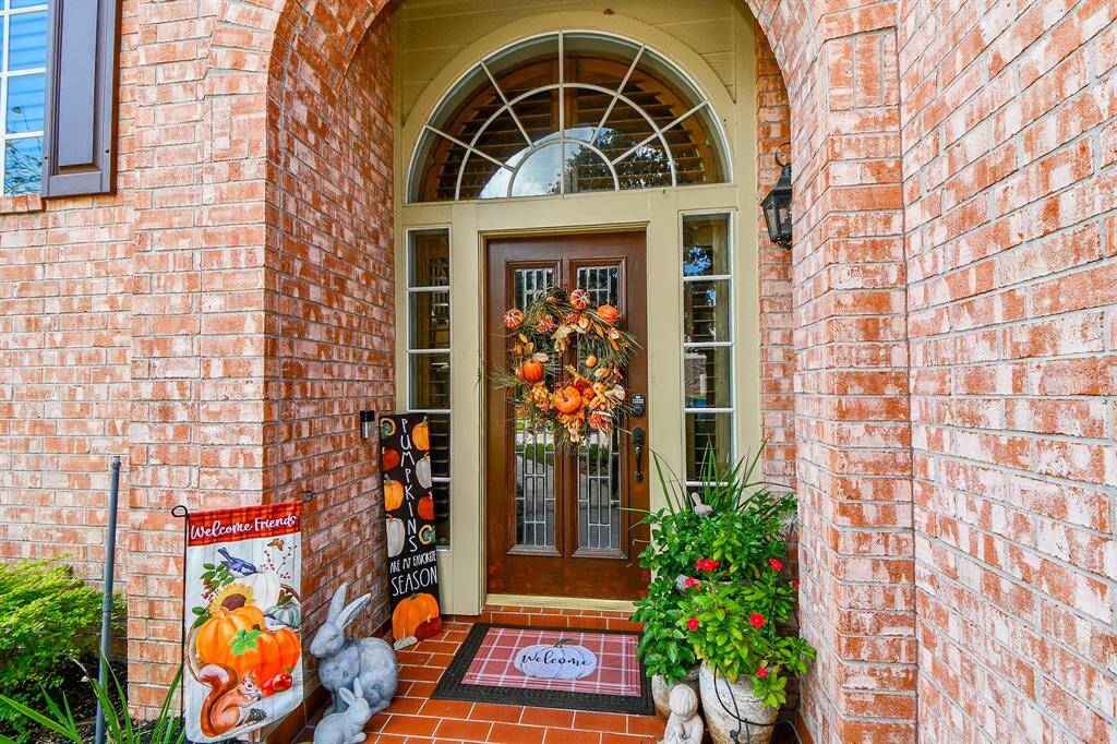 How happy is this welcome? It surely says something about proud home ownership and spectacular curb appeal, too!