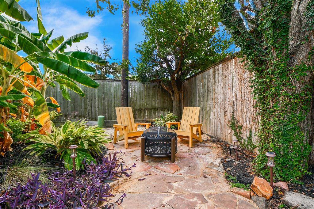 How divine is this cozy fire pit which ensures privacy and serenity?