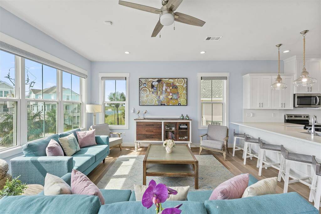 With its soothing color paletteand contemporary finishes, thisliving space combines comfortand style, providing the perfectbackdrop for coastal living.