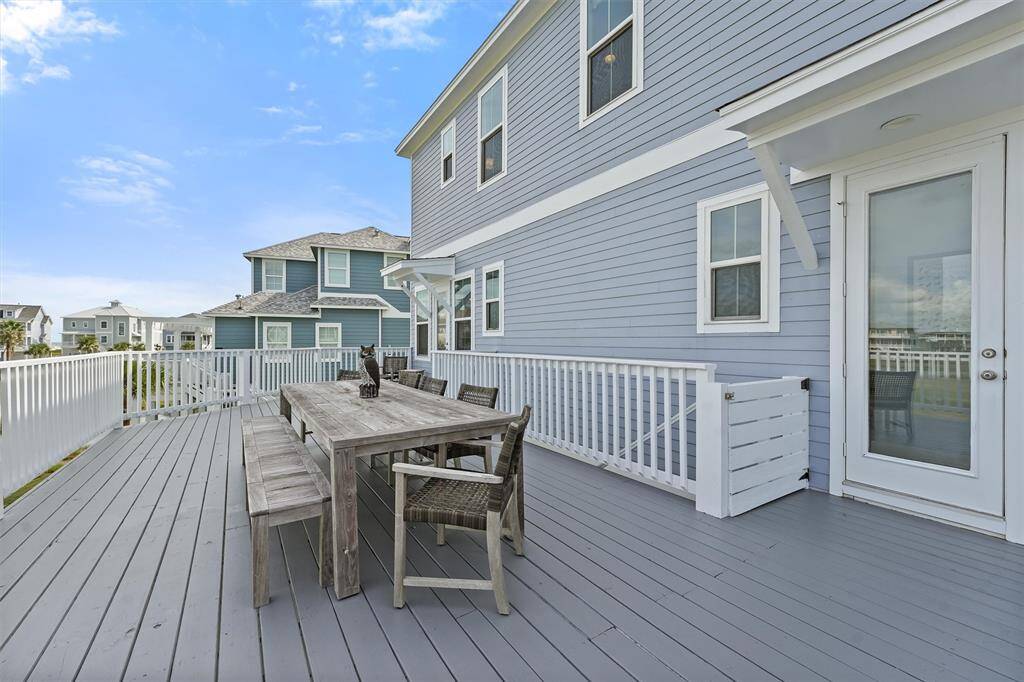 This expansive back deckprovides ample space foroutdoor dining and entertaining,making it an ideal spot to enjoymeals with family and friendswhile taking in the coastalbreeze.