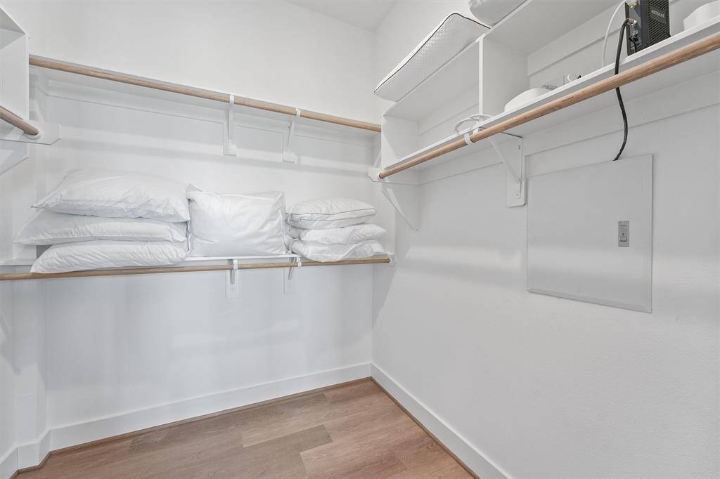 The guest bedroom features alarge walk-in closet, offeringplenty of storage space to keepthings organized and out ofsight.