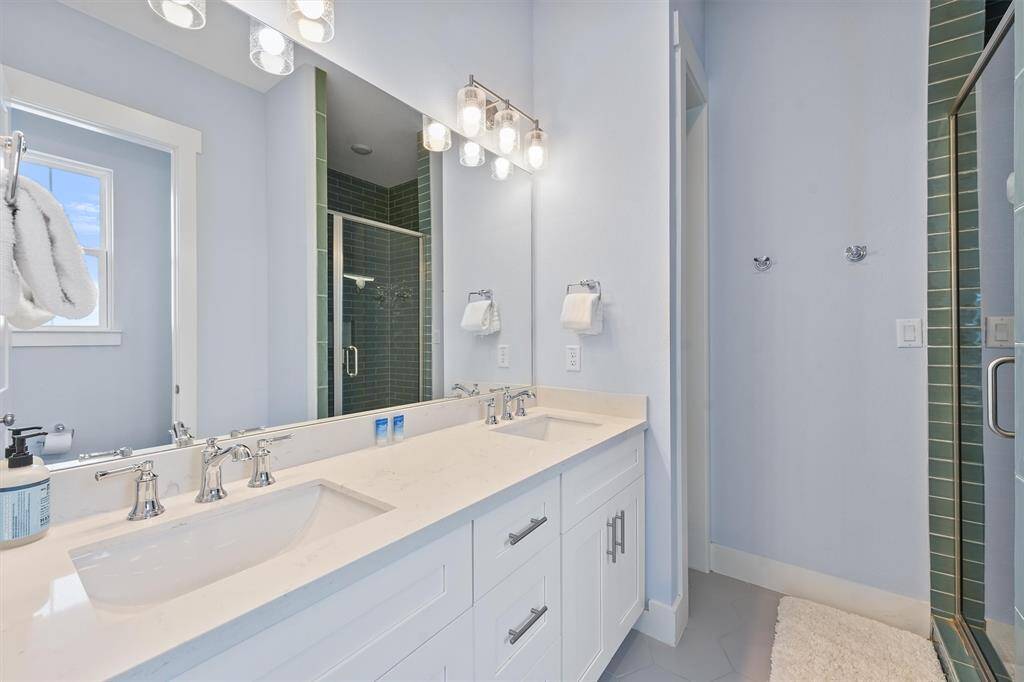 The en-suite bathroom includesa modern double-sink vanity,creating a convenient and stylishspace for guests.