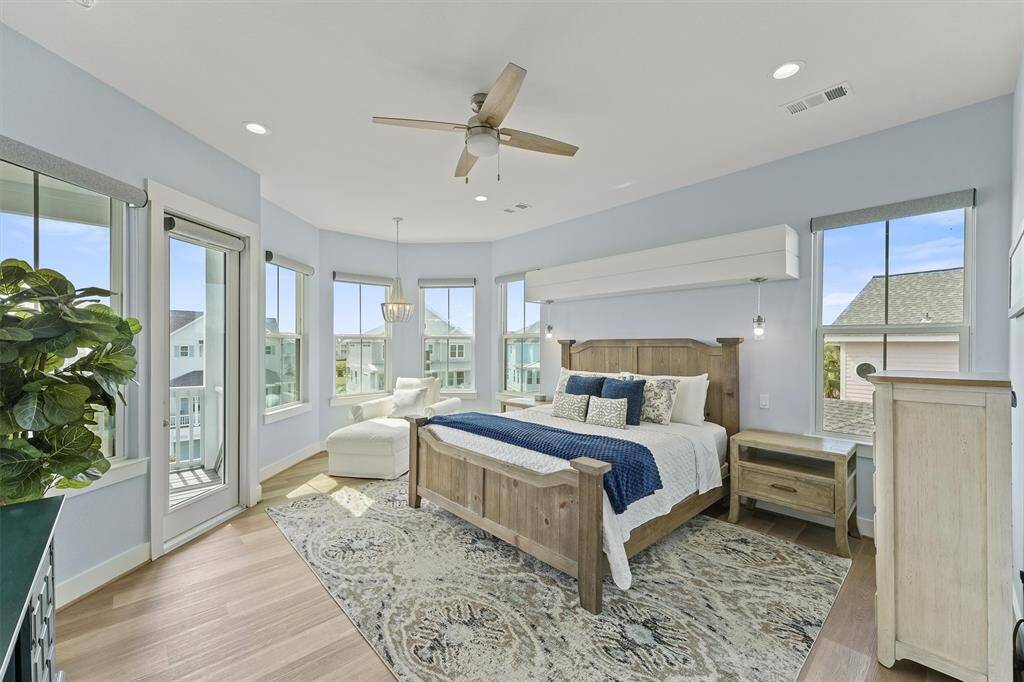 The expansive primary suiteboasts a spacious layout withample natural light floodingthrough scattered windows. Itincludes a private door leading tothe balcony, perfect for enjoyingmorning coffee.