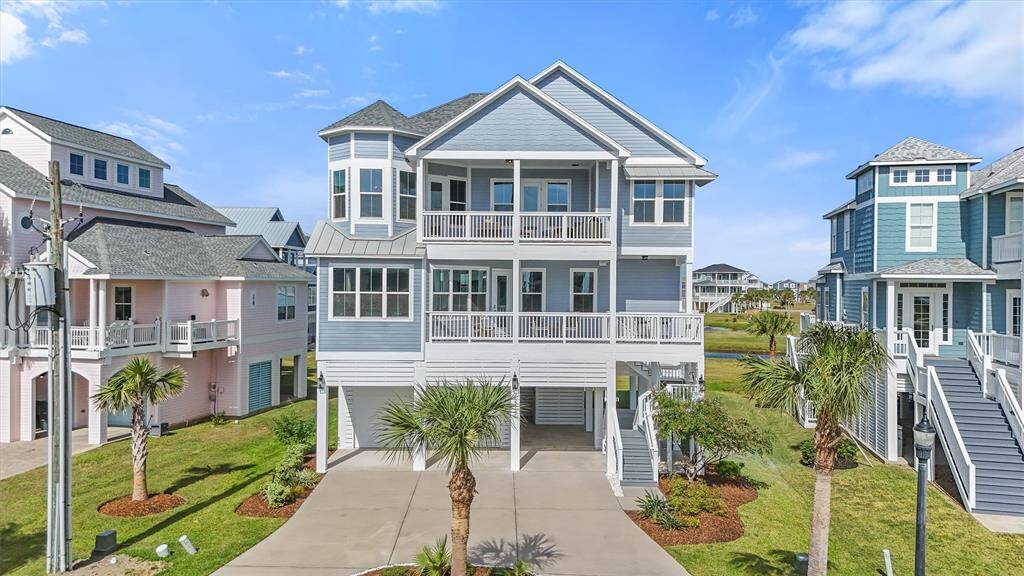 This custom-built Stately Homefeatures a spacious design withcharming architectural details,including a large front porch andbalcony perfect for enjoyingocean breezes.
