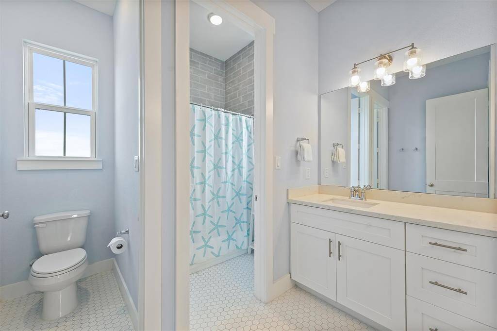 This full guest bathroom is athoughtfully designed space witha classic combination of tileflooring and modern fixtures,including a vanity with amplestorage.