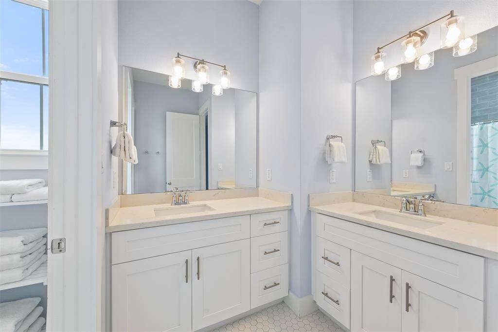 Dual vanities with modernlighting provide convenience andstyle, perfect for guests orshared use.