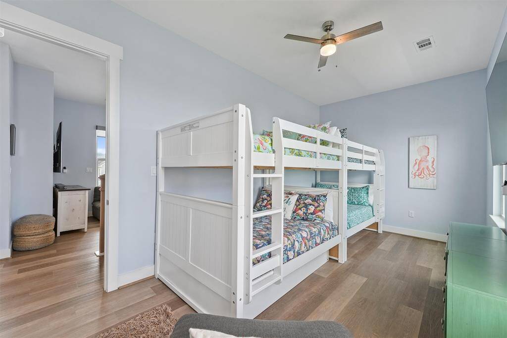 This spacious room featuresdual bunk beds, perfect foradditional sleepingaccommodations, whilemaintaining a bright and invitingfeel.
