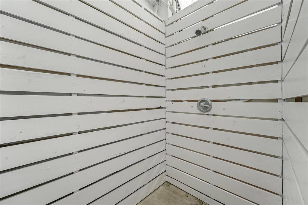 Enjoy the privacy of the enclosedoutdoor shower, a perfectaddition for beachside living,allowing you to rinse off incomfort.