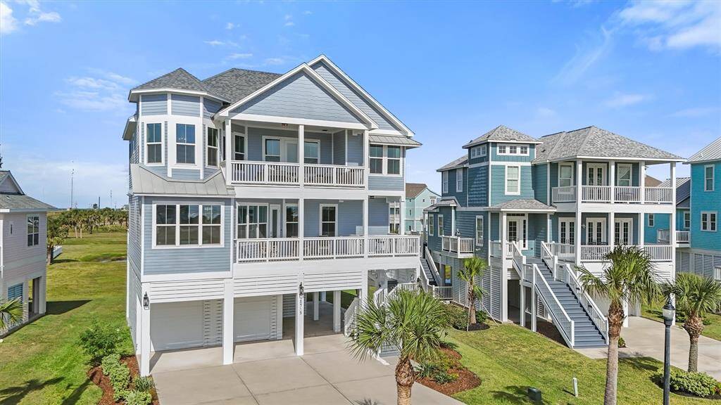 The beautifully designed homeoffers an elevated structure,maximizing views of thesurrounding beachsidecommunity and coastalwetlands.