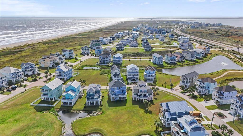 Another stunning aerial view ofthe Pointe West community,offering scenic pond views andlush green spaces, just a stone'sthrow from the beach.