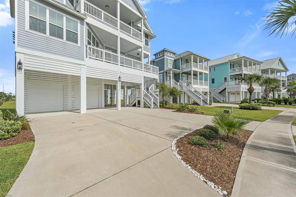 A wide, circular driveway leadsup to the elevated garage doorsand entry, offering ample parkingand easy access to the home.