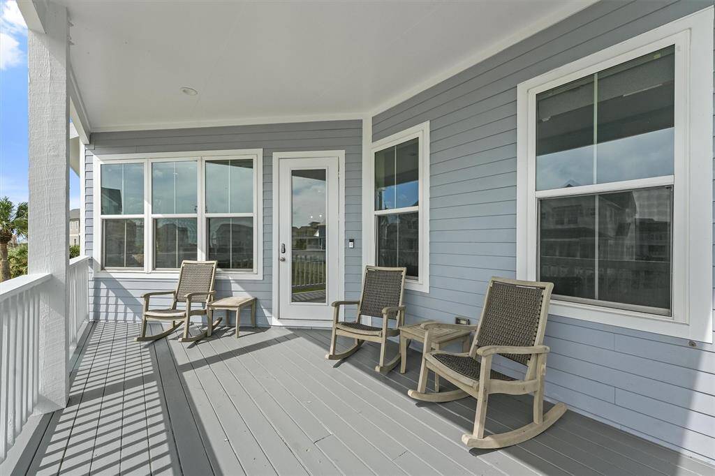 A peaceful front porch withcomfortable seating offers theperfect spot to relax and take inthe ocean air, capturing theessence of beachside living.