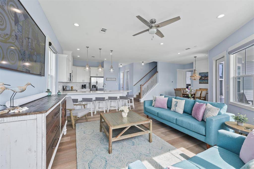 The living room flows seamlesslyinto the modern kitchen, creatinga spacious open-concept layoutideal for hosting gatherings orenjoying family time.