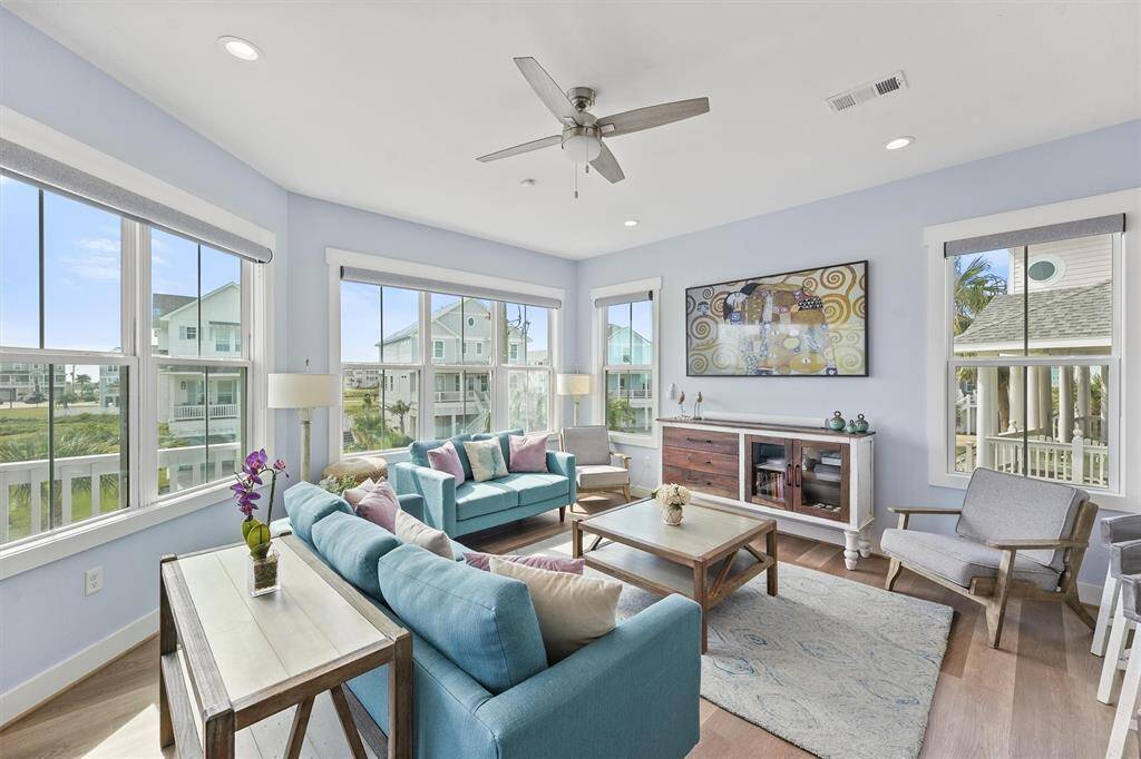 This inviting living room isbathed in natural light, thanks tothe large windows offeringbeautiful views of the beachsidecommunity, perfect for relaxingor entertaining.
