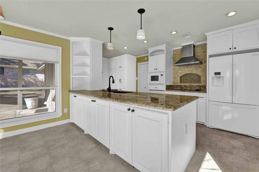 Island separates the kitchen work area from the breakfast area!