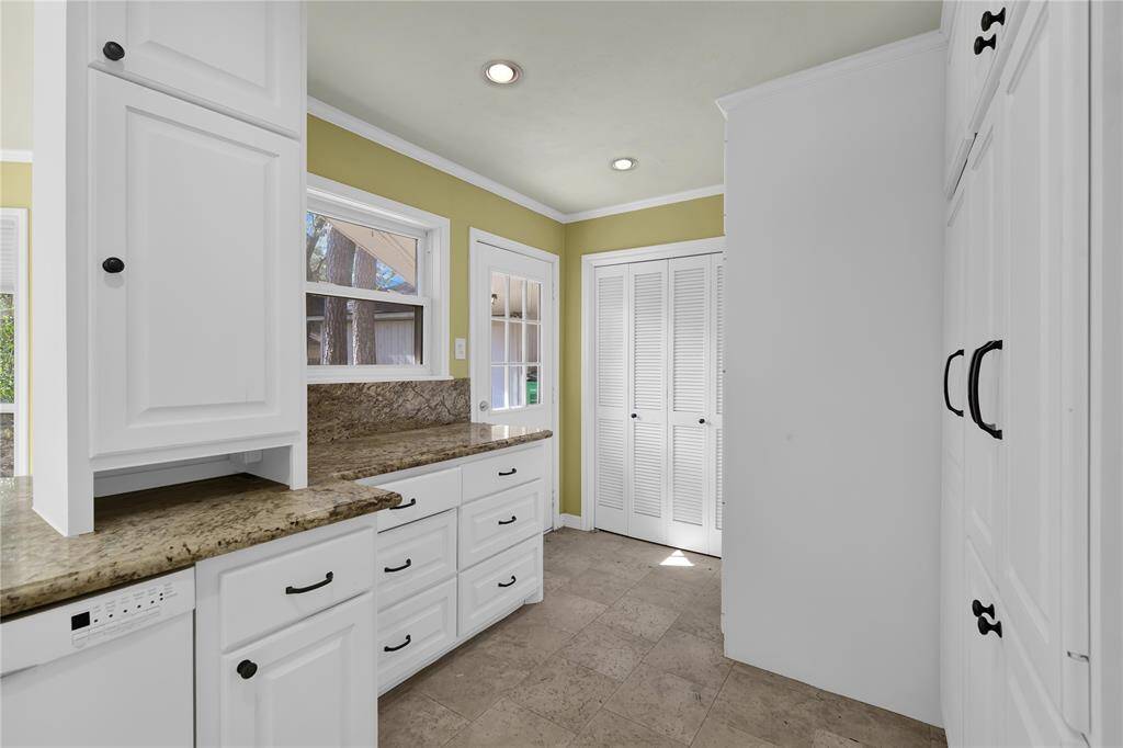More of the kitchen area...