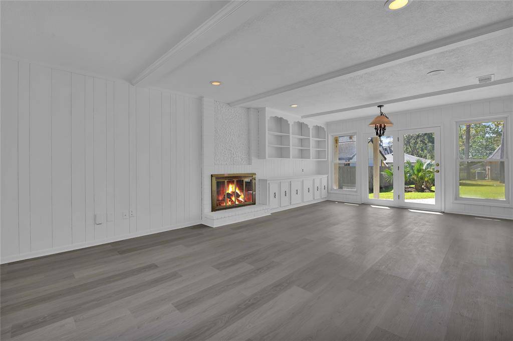 Previous owner used this area also for their dining table... Great for entertaining!