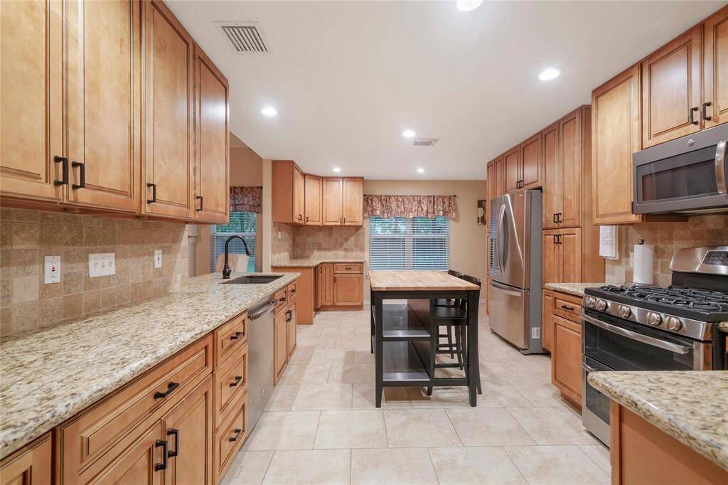 Kitchen with Double Oven (Gas), Soft-closing drawers/cabinets). Portable Island not included.