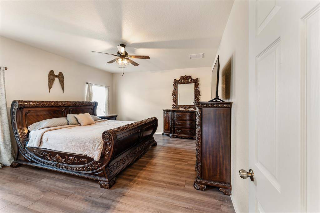 This Is A Spacious Bedroom Capable Of Handling Large furniture, Laminate Flooring, And A Ceiling Fan. The Room Benefits From Natural Light From 2 Large Windows And Has a Neutral Color Palette.