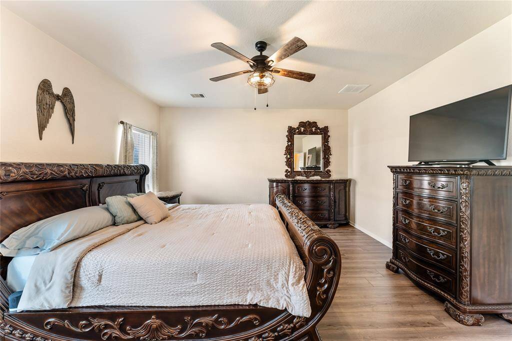 This Is A Spacious Bedroom Capable Of Handling Large furniture, Laminate Flooring, And A Ceiling Fan. The Room Benefits From Natural Light From 2 Large Windows And Has a Neutral Color Palette.