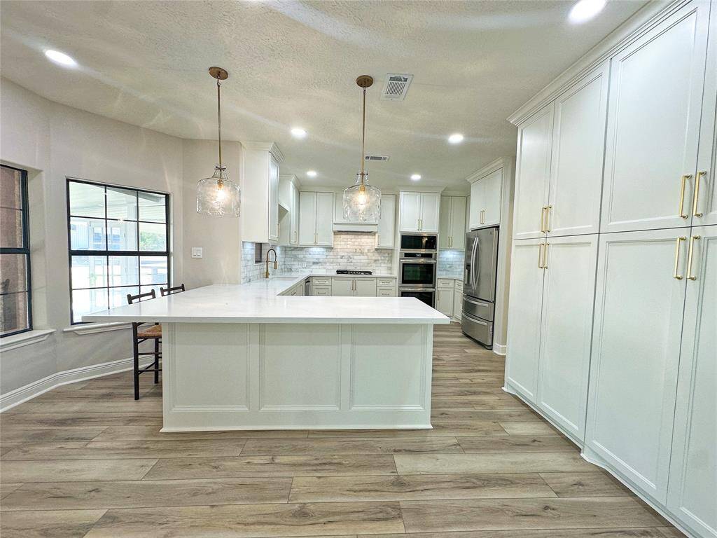 New Custom Kitchen with no detailed spared