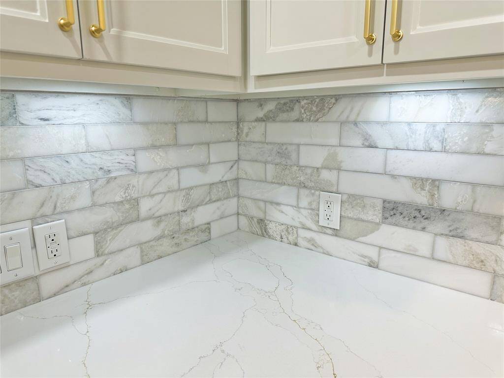 cordless motion detecting under cabinet lighting, stone back splash and quartz countertops