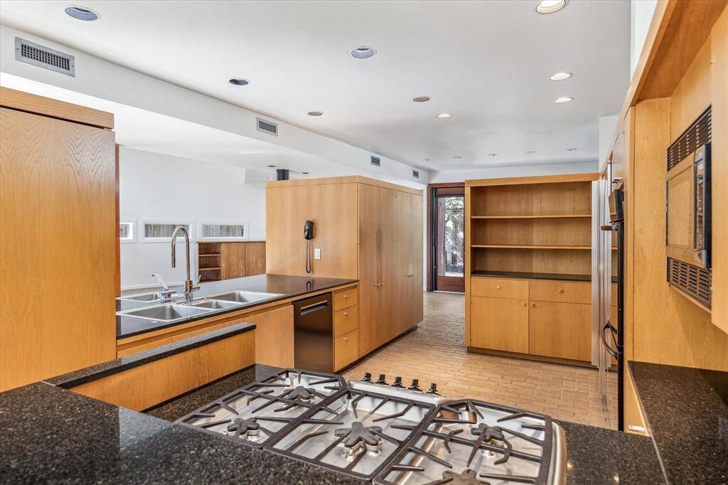 A 5 burner gas cook top for the home chef.