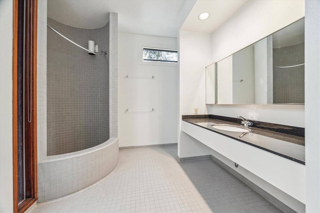 The shared bathroom for the two secondary bedrooms.