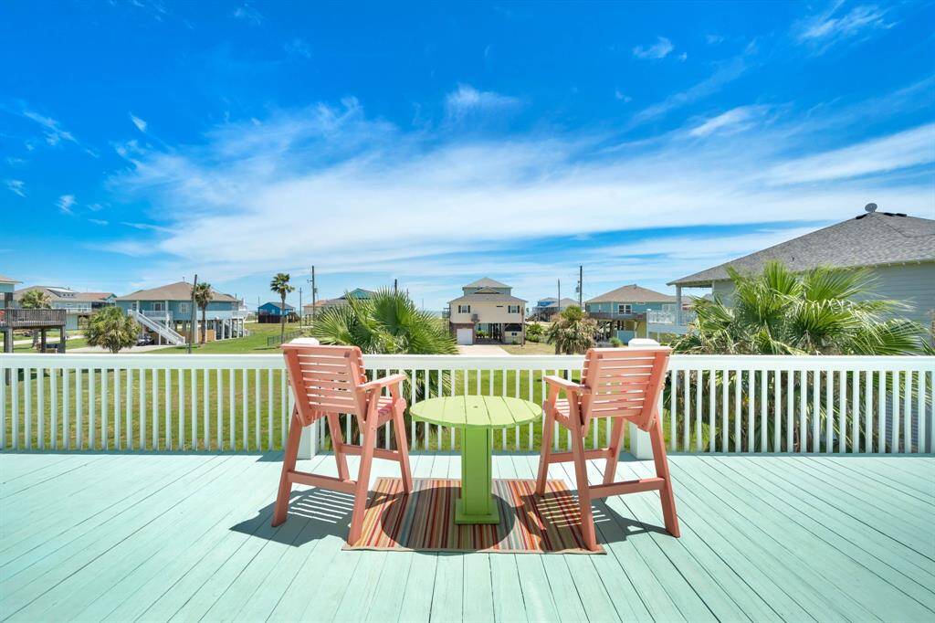 Turn key 5 Star professionally managed Vacation Rental with many updates! The best equipped set up for out of town Owners in this price range. Great fully fenced Dog Yard and 2 fire chat areas are popular features.