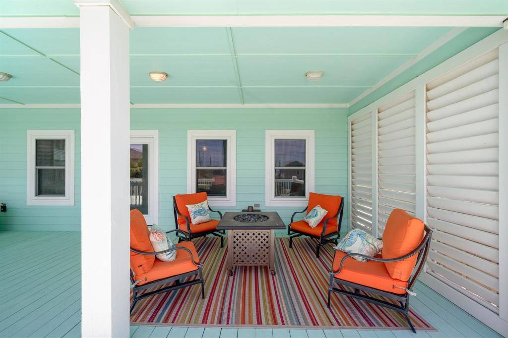 The slat walls on both sides give this great house incredible shade and privacy!