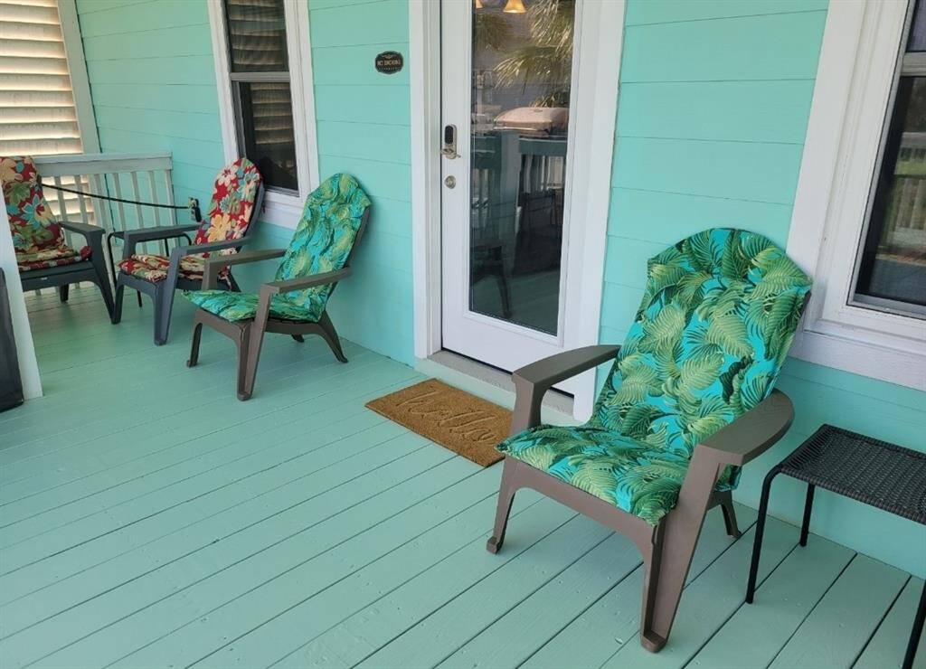 Lots of seats for Guests with fresh new cushions.