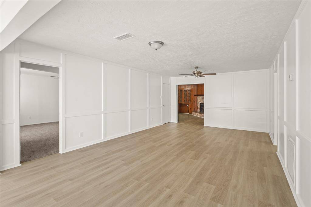 This spacious sunroom is an ideal setting for entertaining guests. With its generous layout and abundant natural light, it invites lively gatherings and relaxed conversations.
