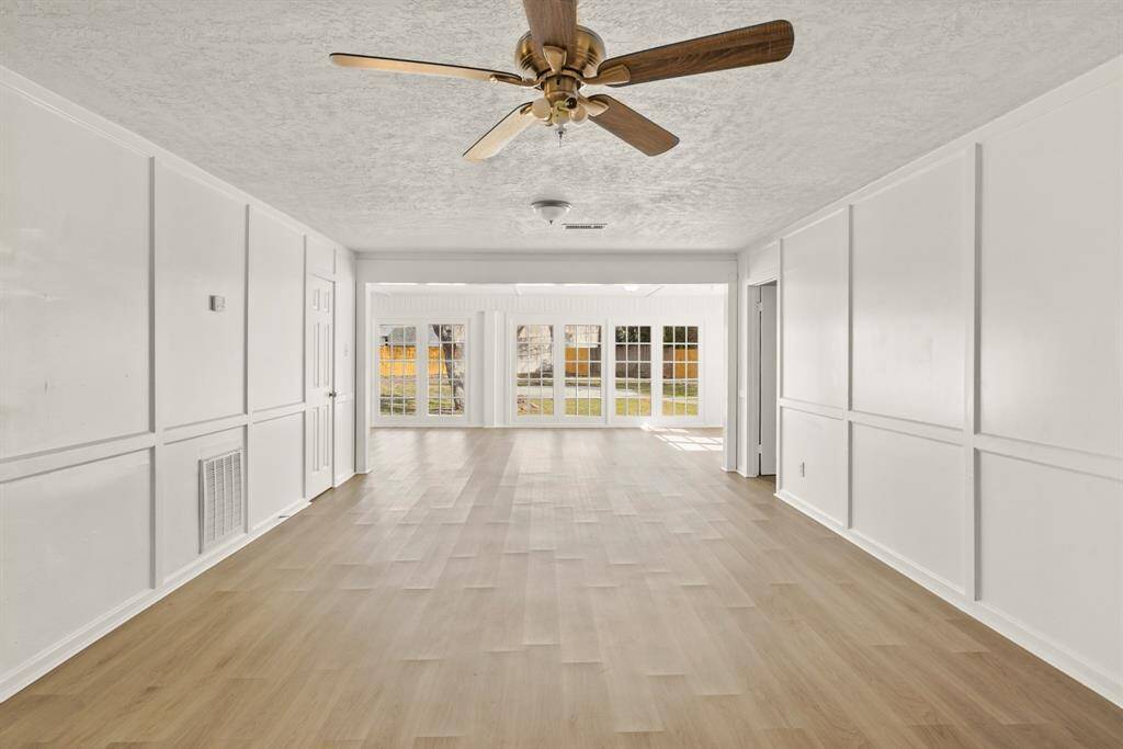 The combination of comfort and elegance in this sunroom creates a welcoming atmosphere, making it the perfect place to celebrate special occasions or simply enjoy each other’s company.
