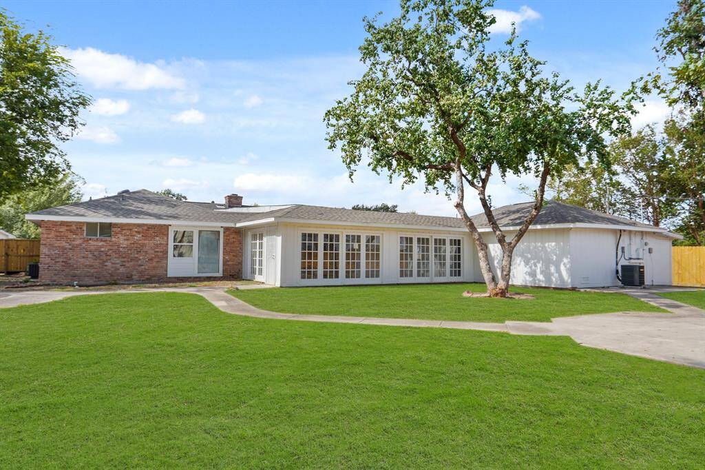 This is a great backyard for the week-end hangouts and letting the kids run around.