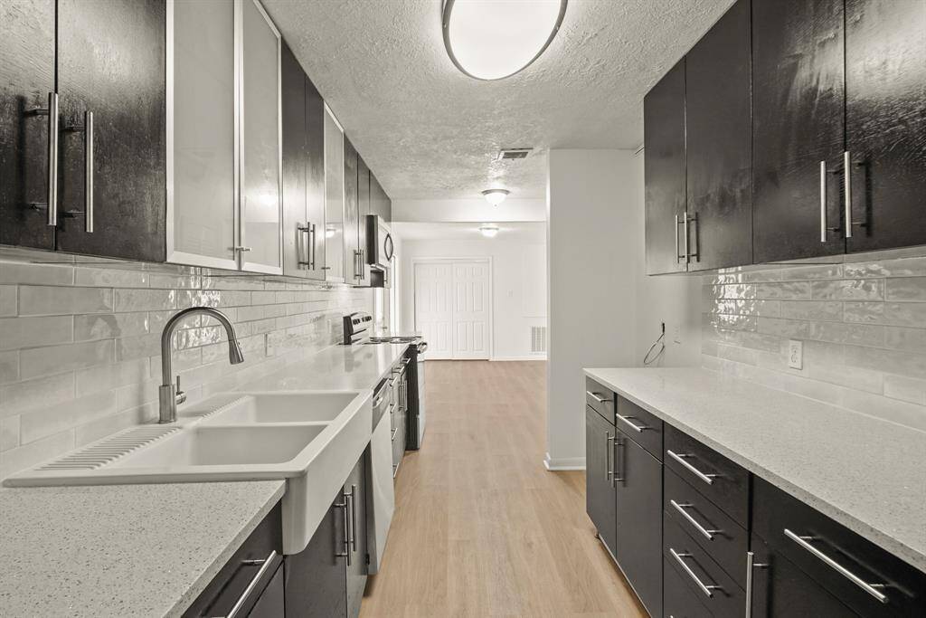 Overall, this  kitchen combines style, functionality, and comfort to create a space that's both practical and beautiful—a place where culinary creativity can flourish, and memories can be made.