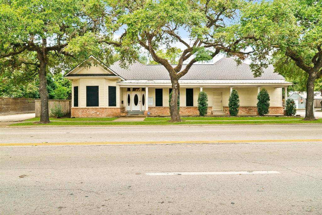 This charming, well kept building has had the privilege of watching the heart of downtown Richmond change, grow, and flourish since the 1890’s. If these walls could talk! Positioned on a main thoroughfare of town, this brick and siding home has functioned as a desirable commercial building for decades.