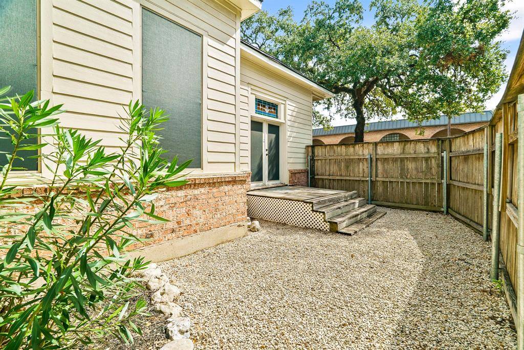 When the weather is nice, take your meeting outdoors! Whether you choose to add a table and chairs or cozy hammock, this side garden will be a welcome break from the workday.