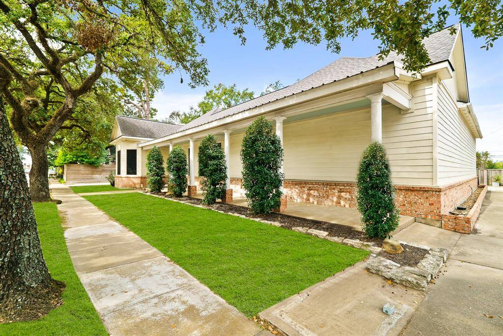 Thanks to the town’s accessible sidewalks, foot traffic is a real perk of this property. Two stately live oak trees shade the building and enhance the already wonderful curb appeal.