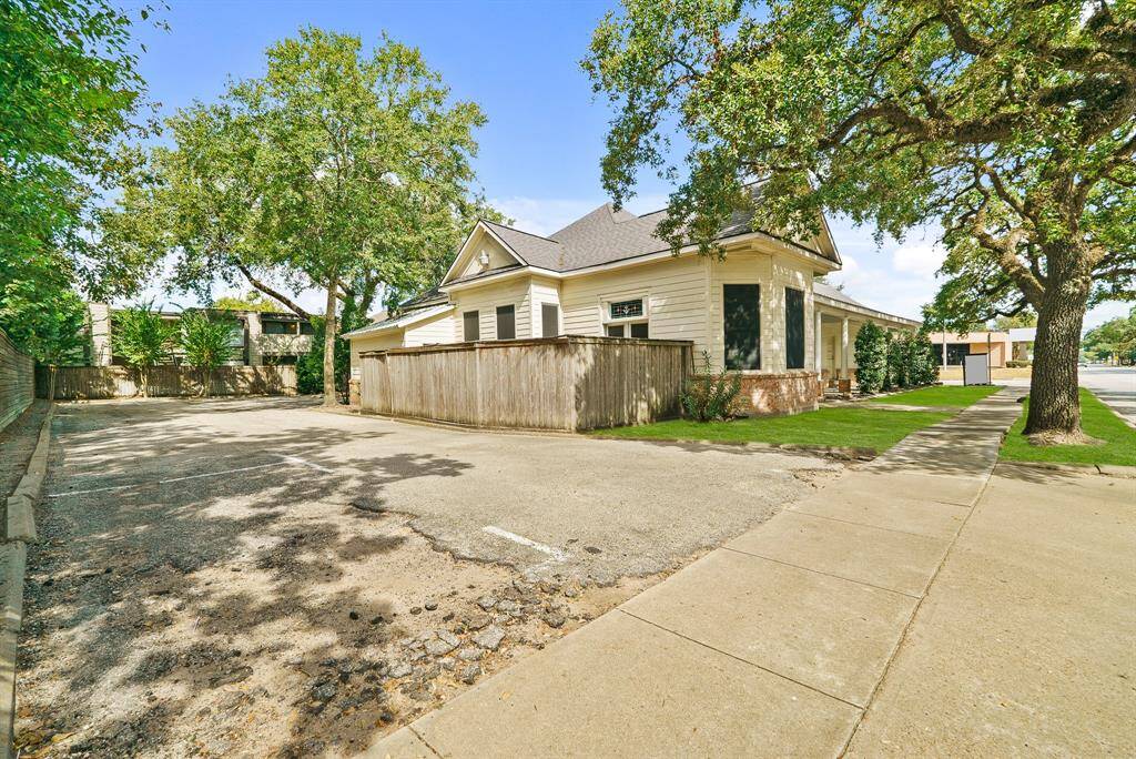 A large drive extends to the back of the property where parking can be found. Here is also another look at the sidewalk that brings foot traffic right in front of the business.